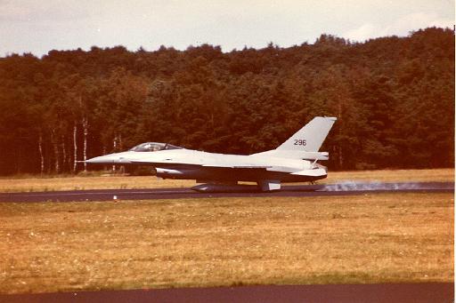 1982-08 Noorse F16 - narrow escape.jpg